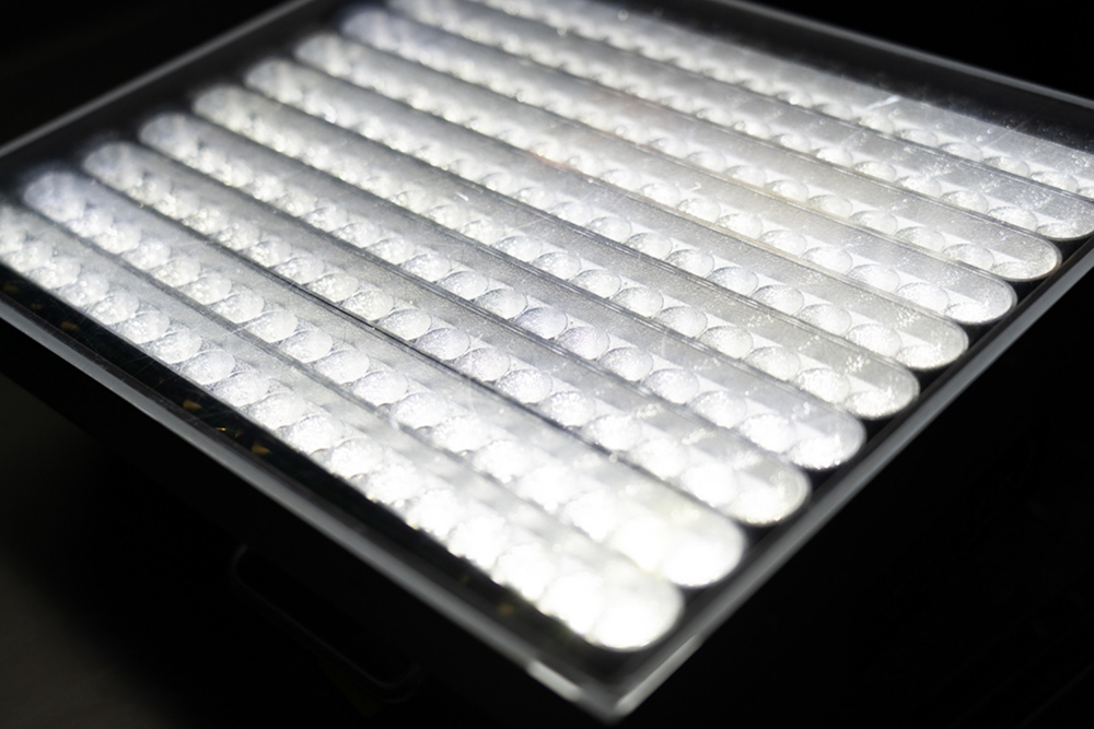 白い漆喰壁から着想を得たリフレクター技術