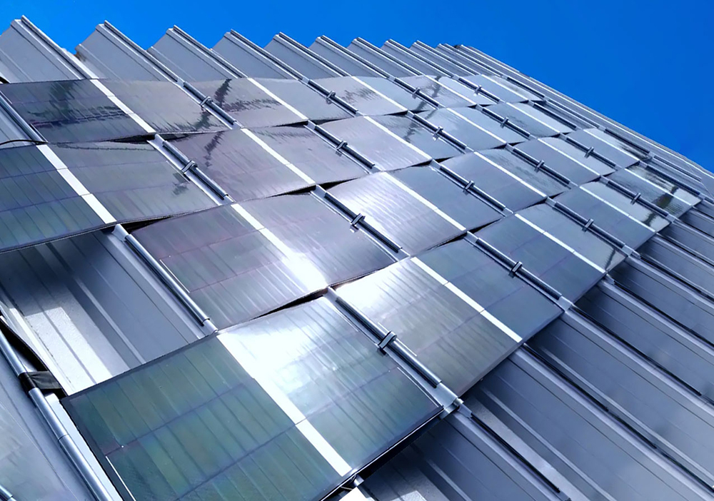 従来の太陽電池が設置できなかった工場や倉庫の屋根や壁面、曲面にも設置できる