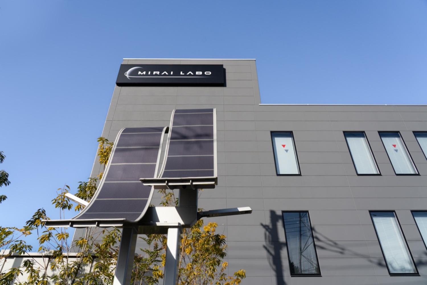 社屋前に設置されている同社開発の自律型街路灯「THE REBORN LIGHT」