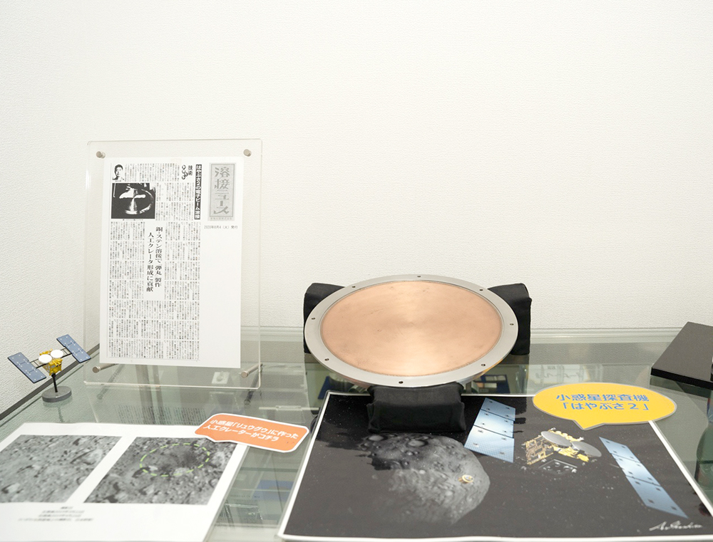 社内に飾られている衝突装置インパクタのレプリカ（中央奥）